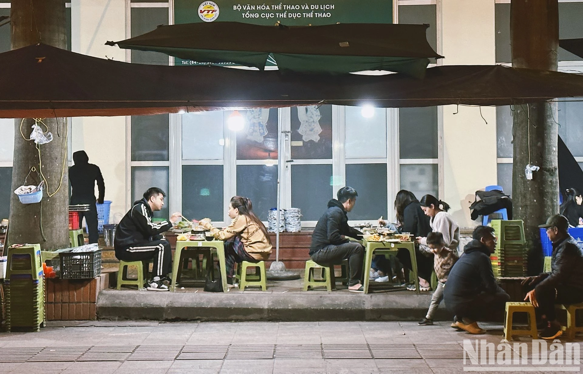 [Photo] Hanoi in winter, typical dishes attract young people photo 7