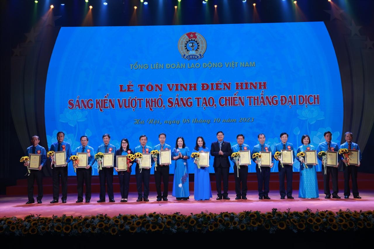 Deputy Head of the Central Propaganda Department Phan Xuan Thuy and Vice President of the Vietnam General Confederation of Labor Huynh Thanh Xuan presented certificates and flowers to honor representatives of grassroots trade unions and representatives of enterprises with outstanding achievements in the 1 million initiatives program.