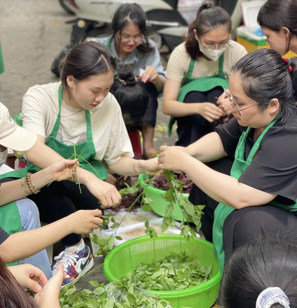 Tình nguyện viên phân chia công việc cho kịp giờ trao gửi những suất cơm. Ảnh: Mai Hương