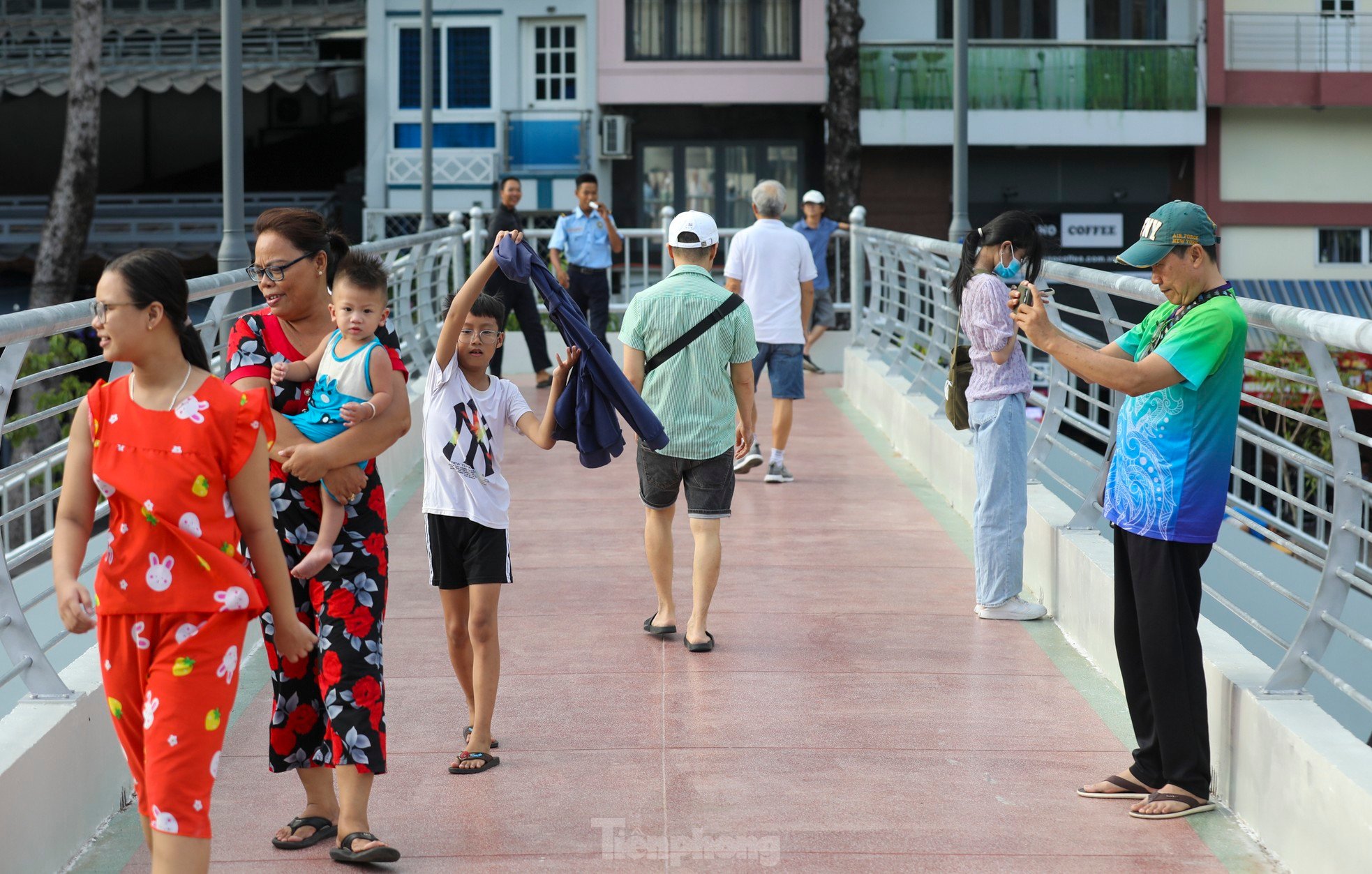 Người dân thích thú trải nghiệm cầu đi bộ qua kênh đẹp nhất TPHCM ảnh 7