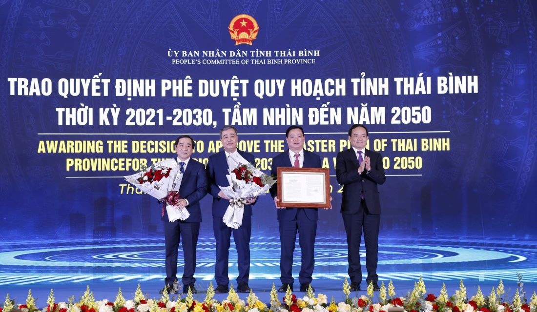 Le vice-Premier ministre Tran Luu Quang a présenté la décision de planification provinciale aux dirigeants du Comité provincial du Parti - Conseil populaire - Comité populaire de la province de Thai Binh. Photo : Nam Hong