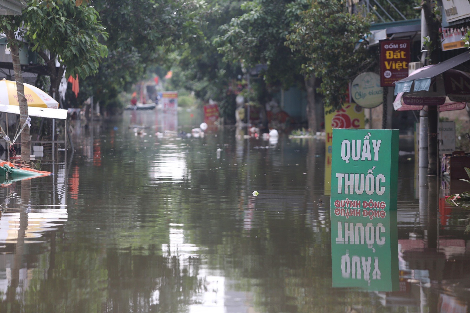 Tiểu thương làng gốm Bát Tràng thiệt hại nửa tỷ đồng sau trận ngập lụt ảnh 16