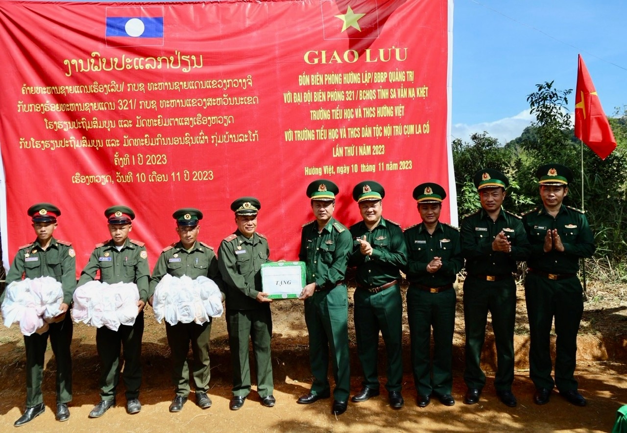 Exchange of border guards, teachers and students between Vietnam and Laos