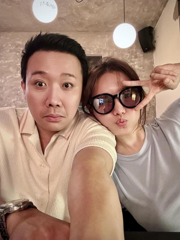 Tran Thanh and Hari Won take a playful photo. Photo: Facebook character