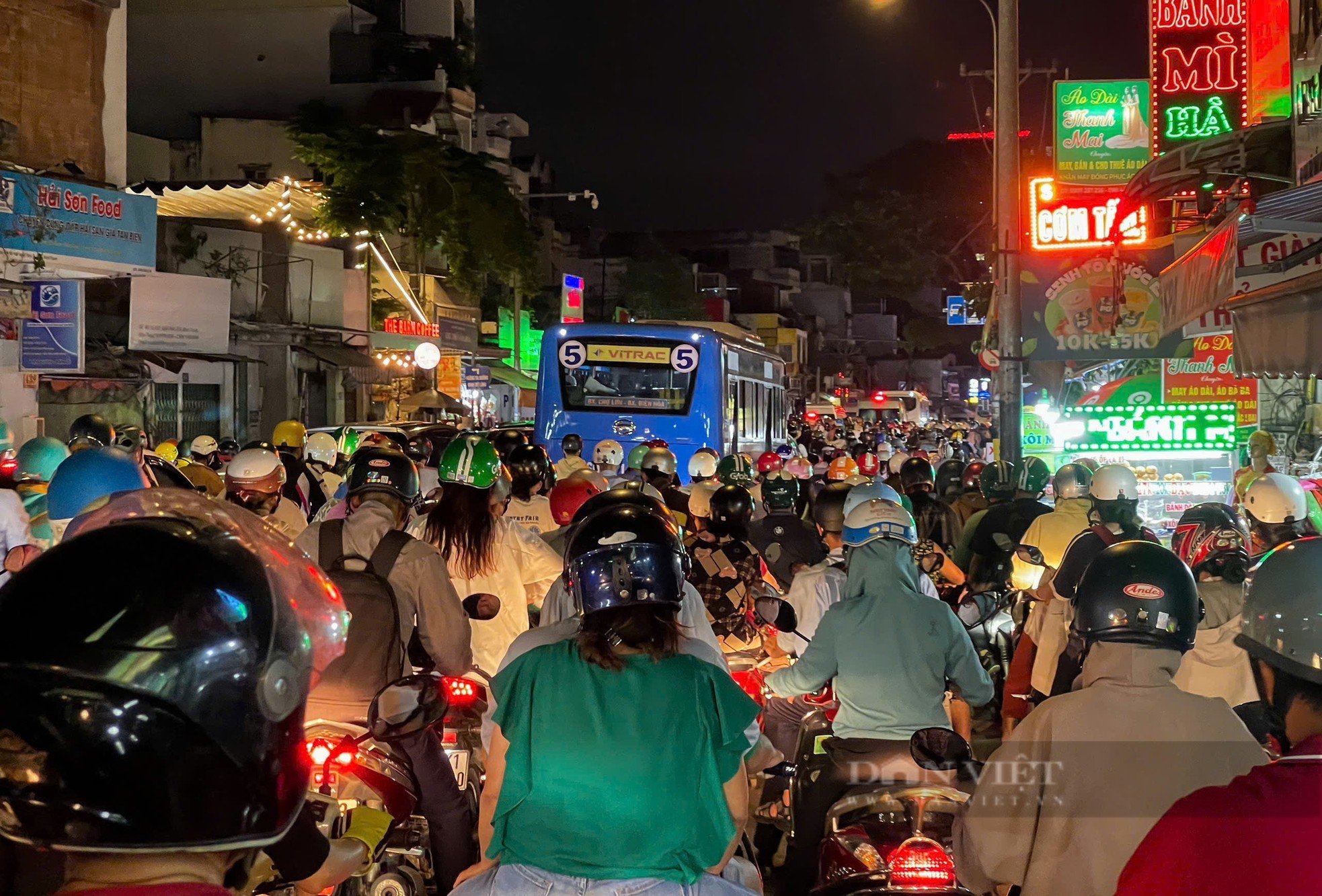 'ថប់ដង្ហើម' ជាមួយនឹងការកកស្ទះចរាចរណ៍នៅចំនុចខ្មៅចរាចរណ៍ក្នុងទីក្រុងហូជីមិញ រូបថត ៨