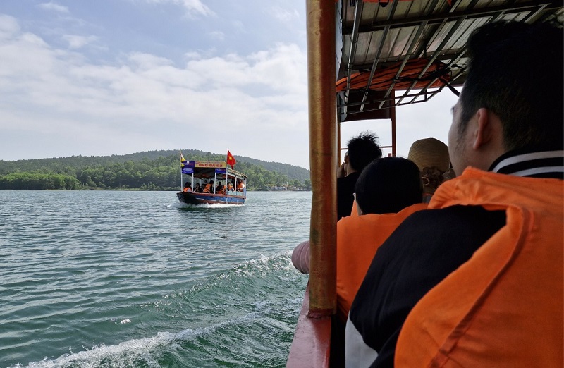 Touristen erkunden und erleben eine Kreuzfahrt auf dem Nha Trang-See Straße im Touristengebiet Huong Tich Pagode