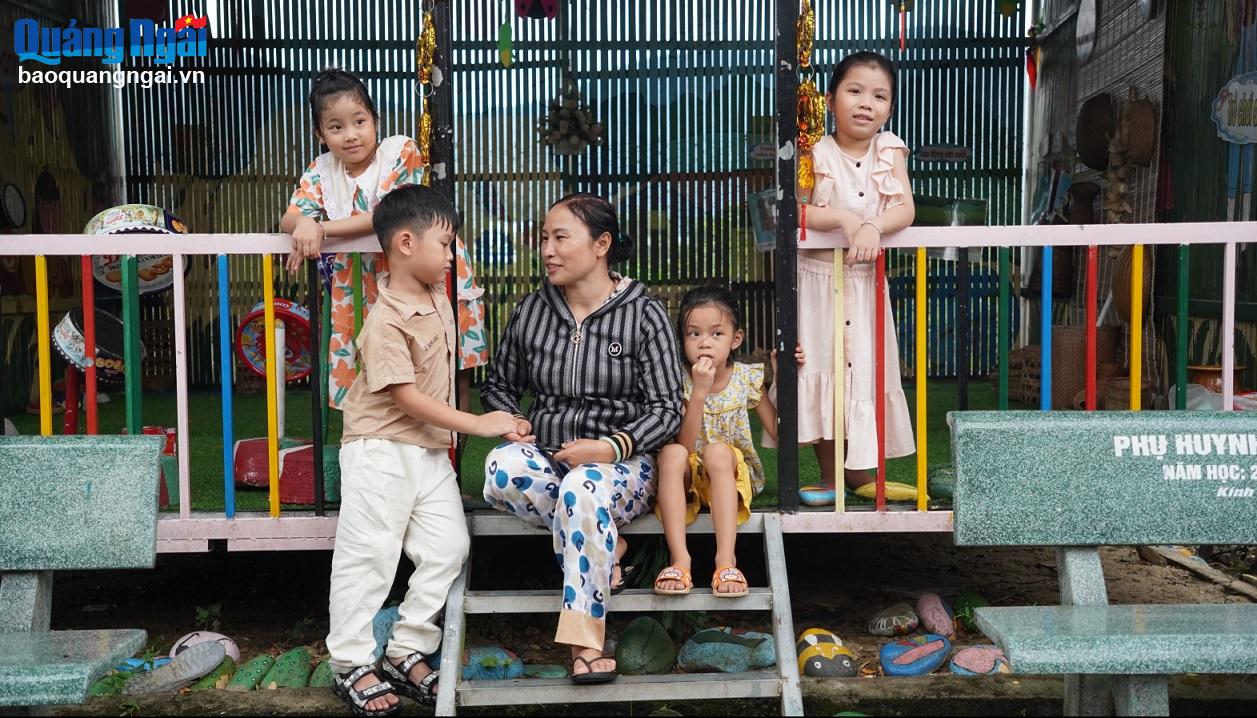 Ms. Nga and students of Son Thuy Kindergarten.