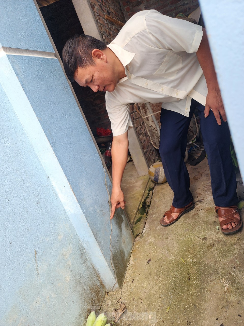 Close-up of the embankment roof collapsing, houses of 42 households sinking and cracking due to sand mining in Hanoi photo 4