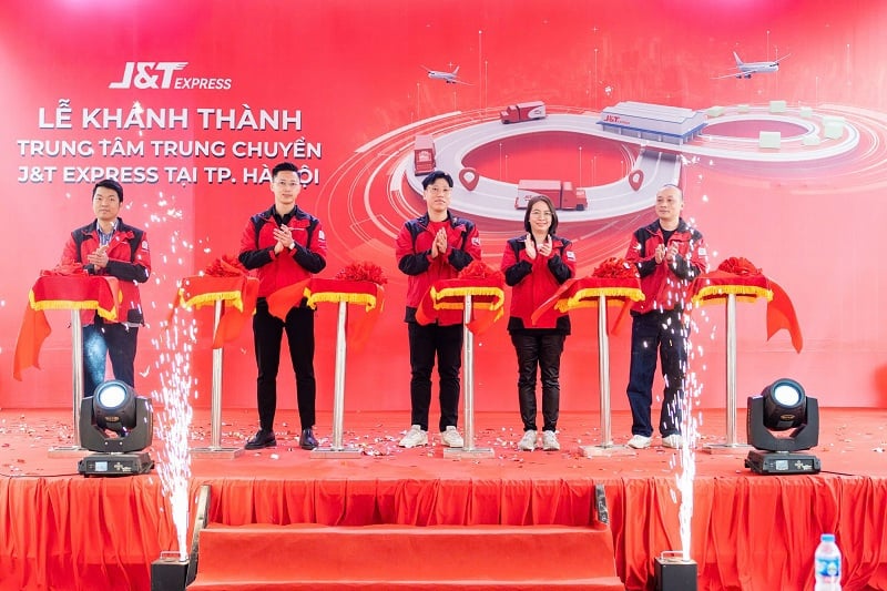 Delegates cut the ribbon to inaugurate the J&T Express Vietnam Cargo Center.