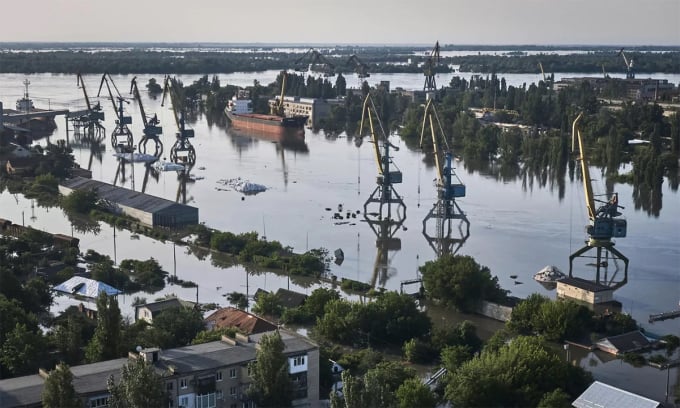 6月6日にカホヴァダムが決壊し、ヘルソン市街地は浸水した。写真：AP