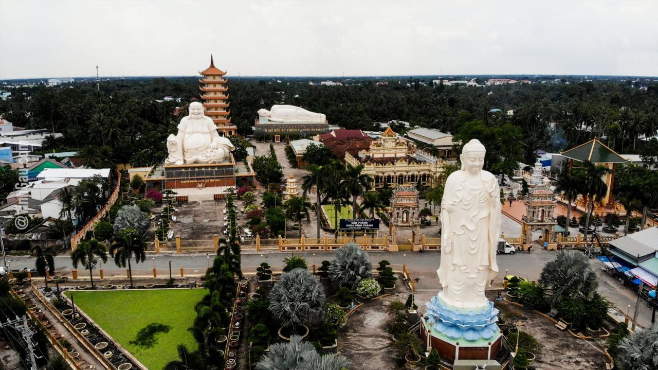 Visite de la pagode record à l'architecture est-ouest de Tien Giang