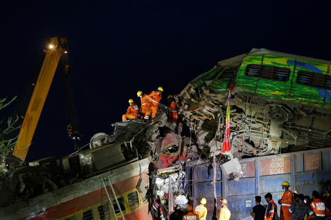 Les secouristes recherchent des survivants et les corps des victimes après la collision de trois trains dans l'État indien d'Odisha, dans l'est du pays, tard le 3 juin. Photo : Reuters