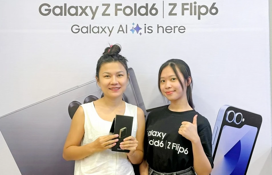 Customers receive Galaxy Z6 Series at Minh Tuan Mobile