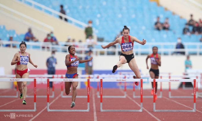 Quach Thi Lan überquerte die letzte Hürde, bevor sie am Nachmittag des 17. Mai im My Dinh Stadium in Hanoi den 400-Meter-Hürdenlauf der Frauen gewann. Foto: Duc Dong