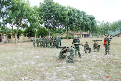 Soldados y civiles entrenan con entusiasmo