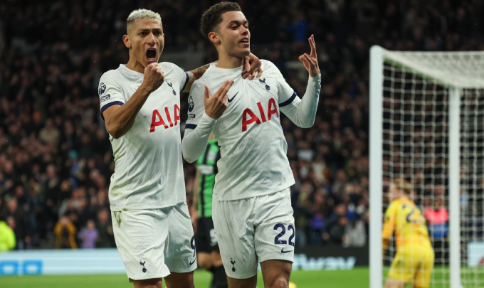 Richarlison celebra con Johnson después de que el Tottenham lograra el 2-1. Foto: AP