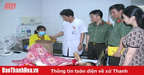 Tặng quà cho các bệnh nhi đang điều trị tại Bệnh viện Nhi Thanh Hóa