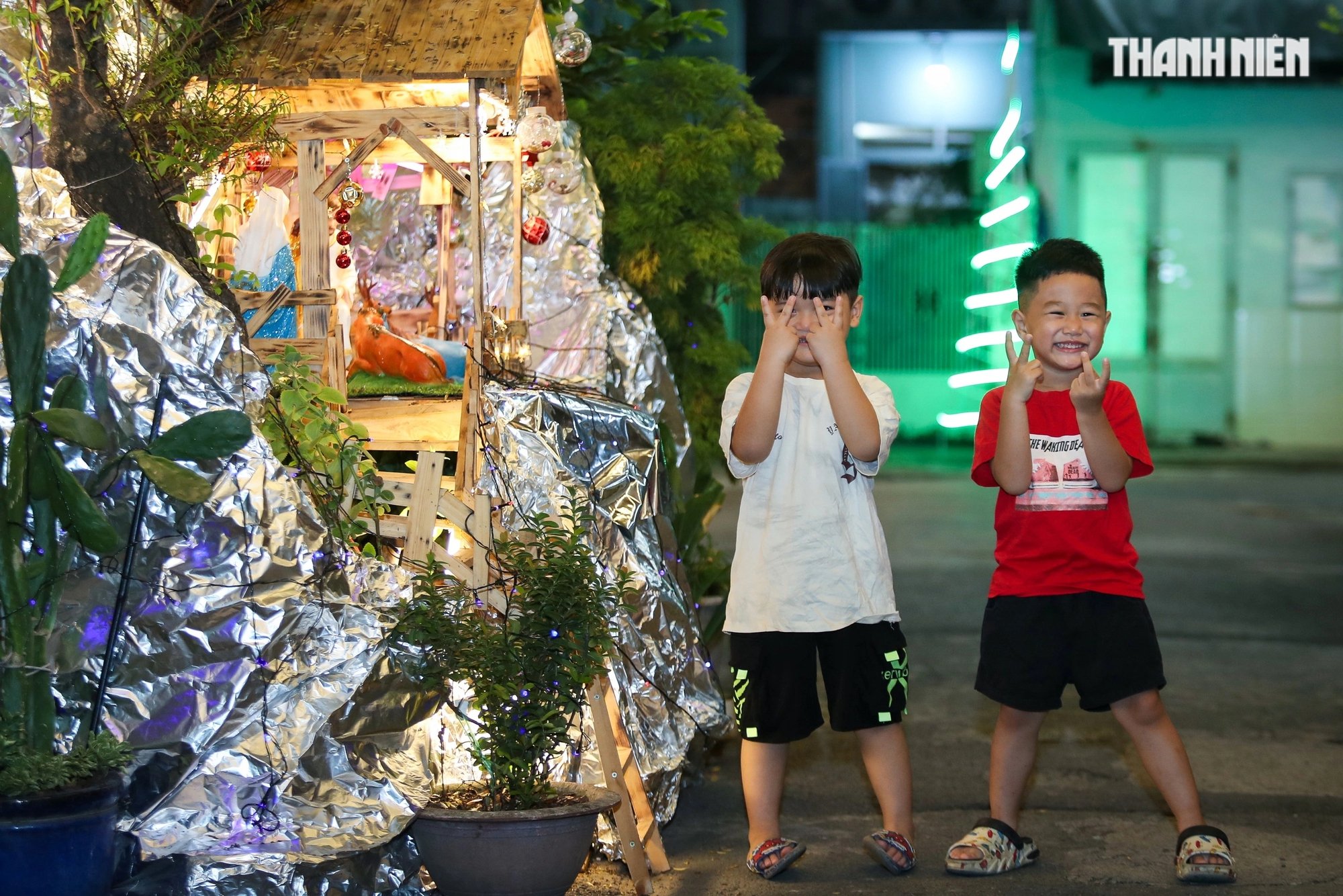 Đầu tháng 12: Người dân TP.HCM đón Giáng sinh sớm với cây thông, hang đá ngay trung tâm- Ảnh 17.