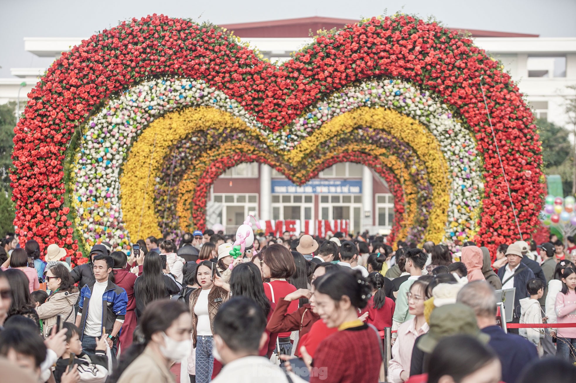 北部最大の花祭りに何千人もの人々が集まる 写真3