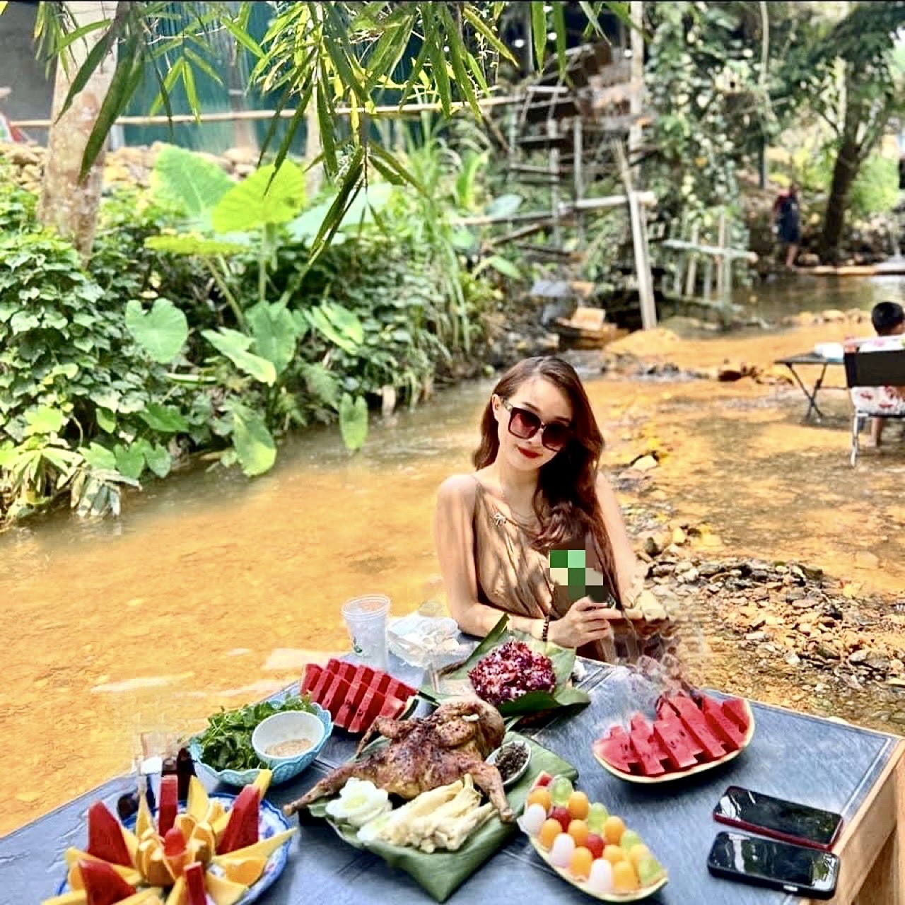 Young people invite each other to go up the mountain to avoid the heat: Eat grilled chicken, drink coffee by the stream photo 10