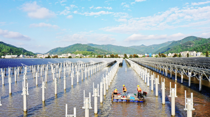 La primera planta de energía fotovoltaica híbrida de China que utiliza energía solar y maremotriz está en la ciudad de Wenling, provincia de Zhejiang, al este de China. (Foto: CFP)