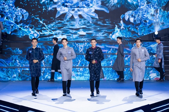 Candidates perform in Ao Dai. Photo: SV.