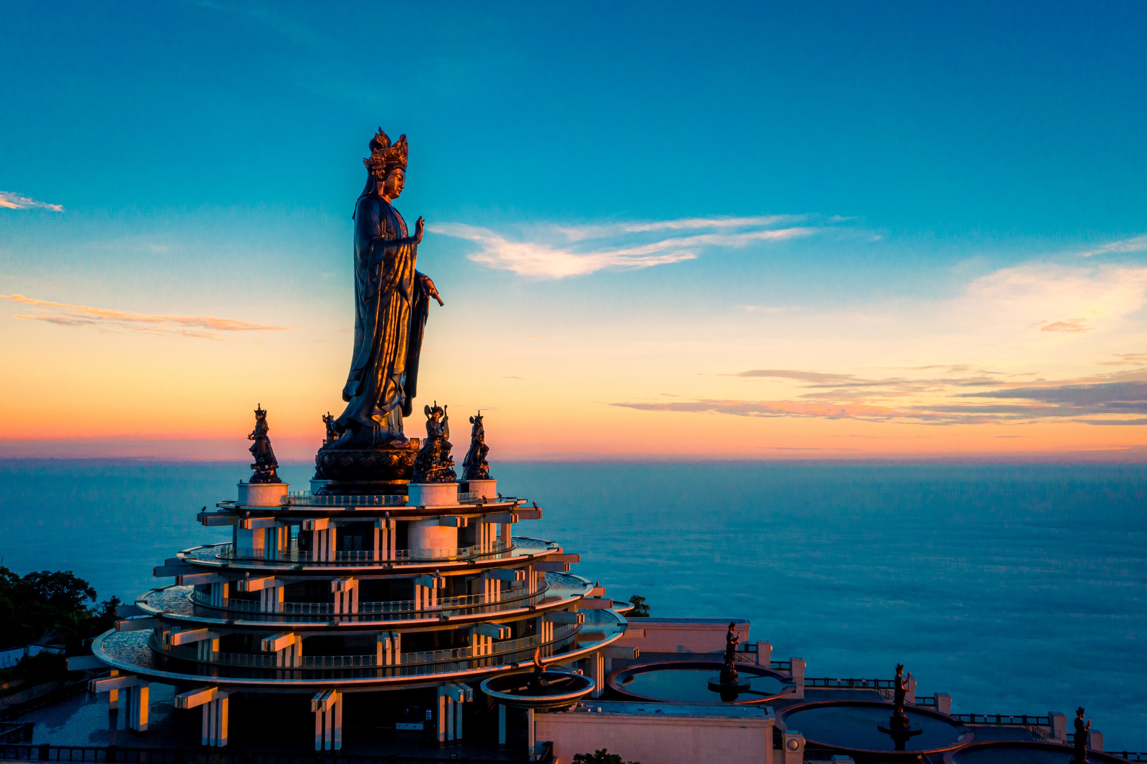 떠이닌(Tay Ninh)의 바덴(Ba Den) 산 정상에서 마법 같은 불교 세계를 탐험해보세요.