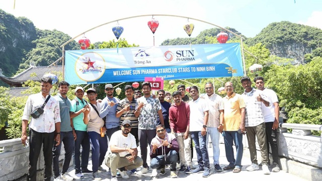 Indian tourists visit Trang An