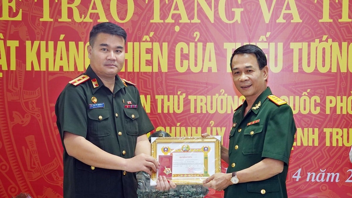 Ho Chi Minh Trail Museum receives war relics from Major General Hoang The Thien's family photo 3