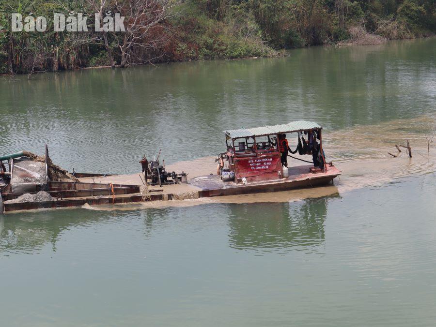 Sand dredgers on the Krong No River, through Nam Ka commune, Lak district.