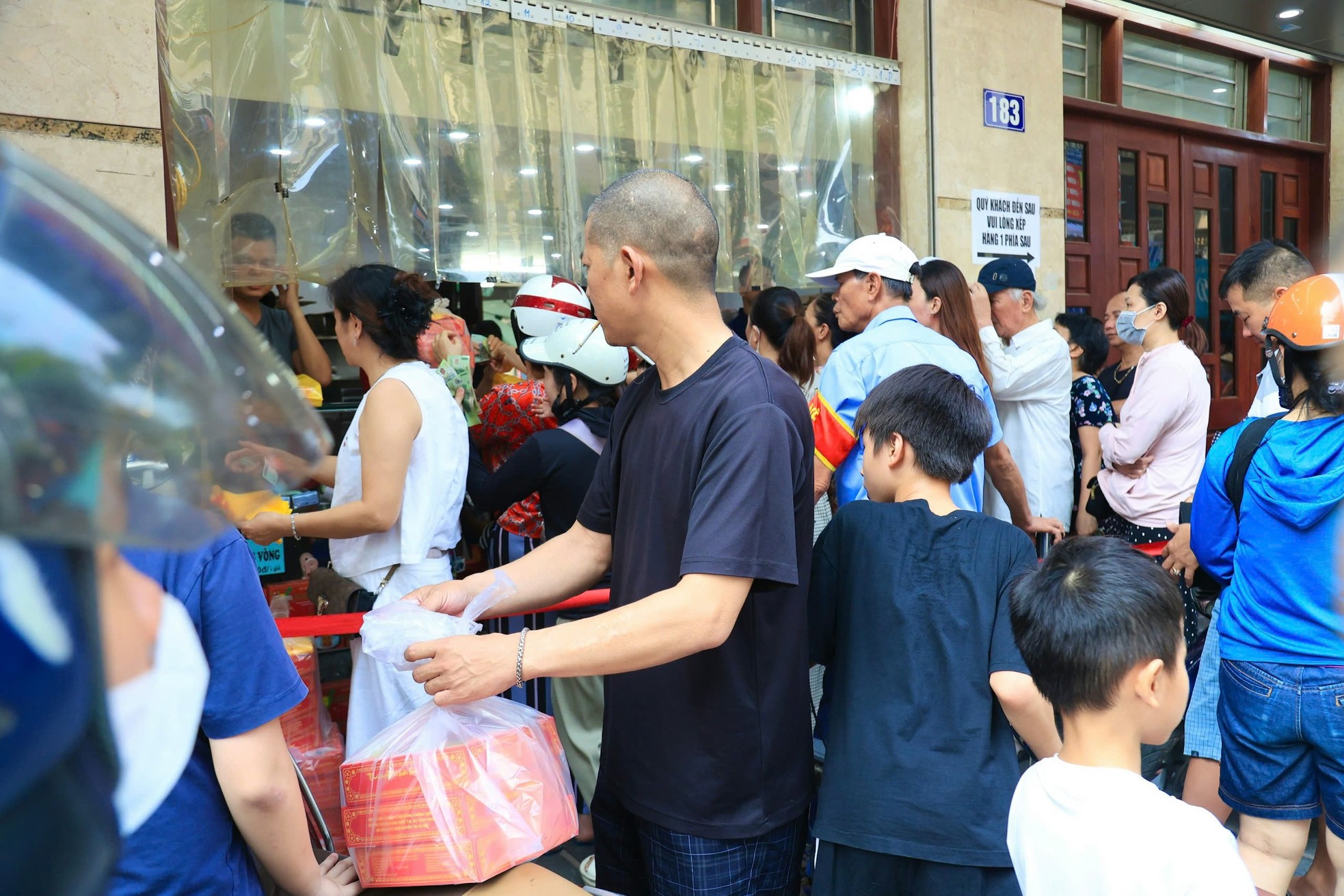 People line up to buy traditional moon cakes on Thuy Khue street photo 6