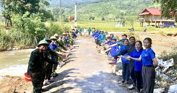 Thanh niên đổ bê tông làm cầu tràn vượt lũ cho học sinh đến trường