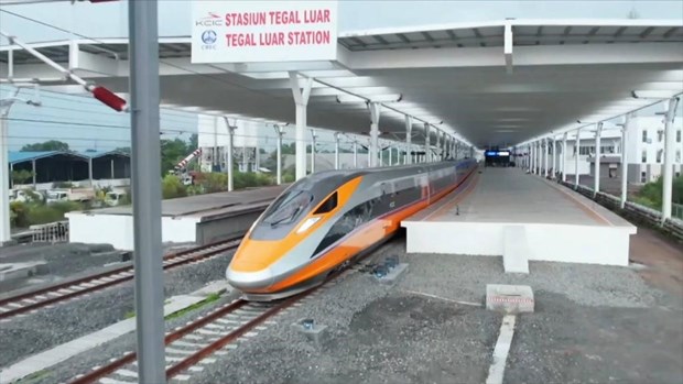 Un train se prépare à partir pour un essai sur la ligne ferroviaire à grande vitesse Jakarta-Bandung, à la gare Halim de Jakarta.
