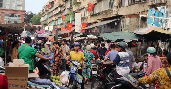 Chợ ngày 30 tết nhộn nhịp, trái cây mâm ngũ quả đắt hàng