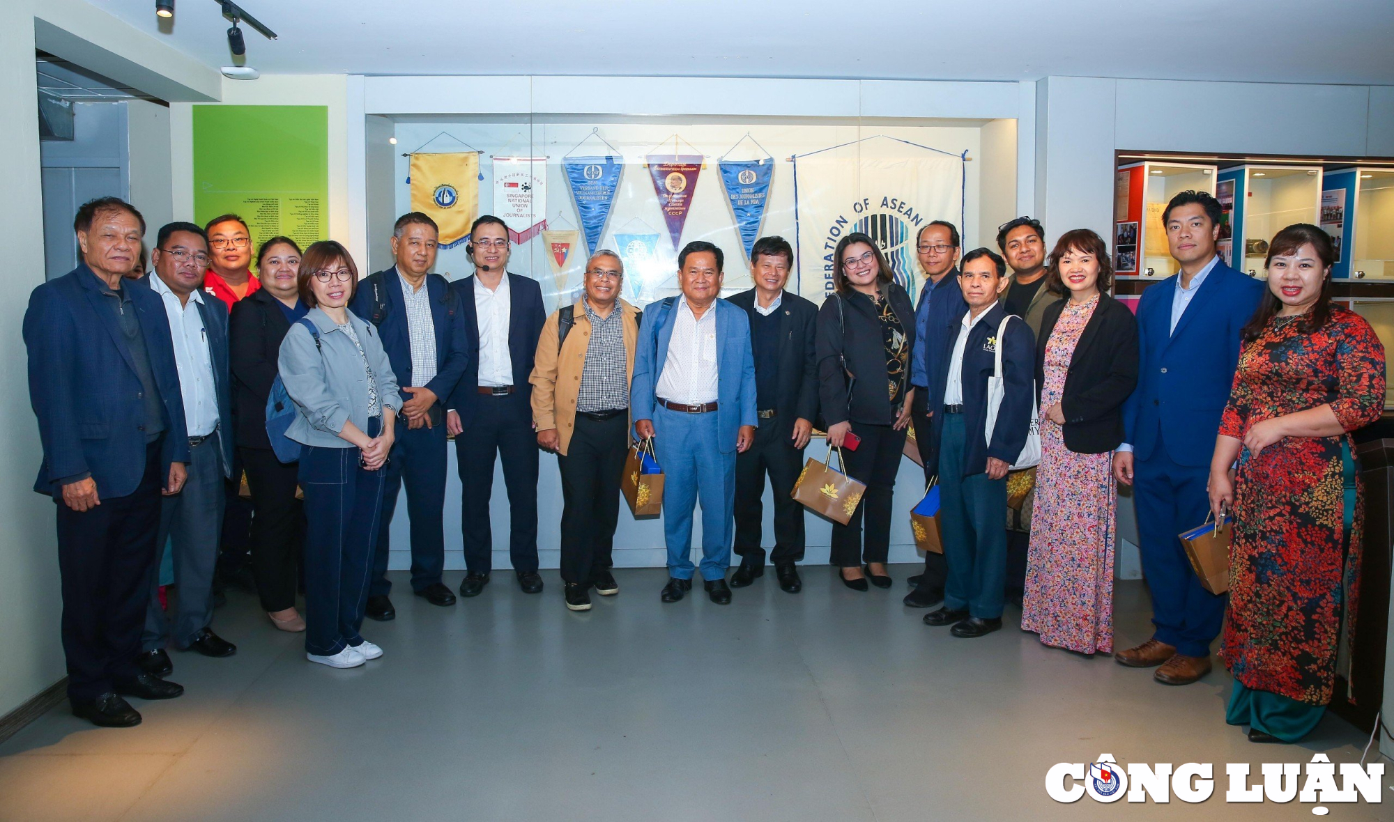 Une délégation de journalistes de l'ASEAN visite le Musée d'ethnologie du Vietnam, photo 1