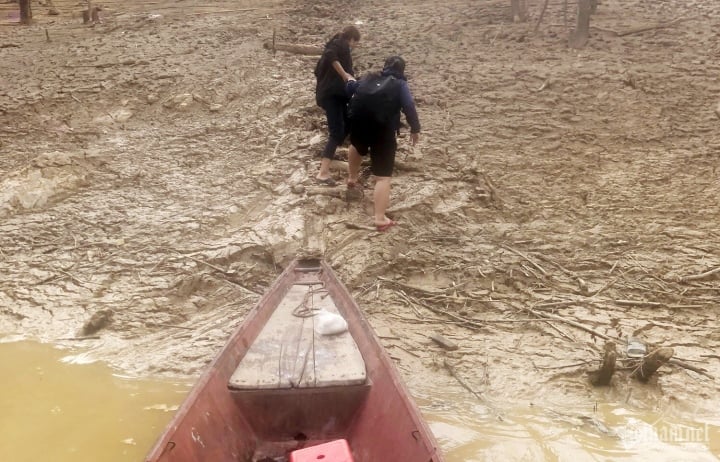 Les gens luttent pour patauger dans la boue au milieu du plus grand réservoir hydroélectrique de Nghe An - 7