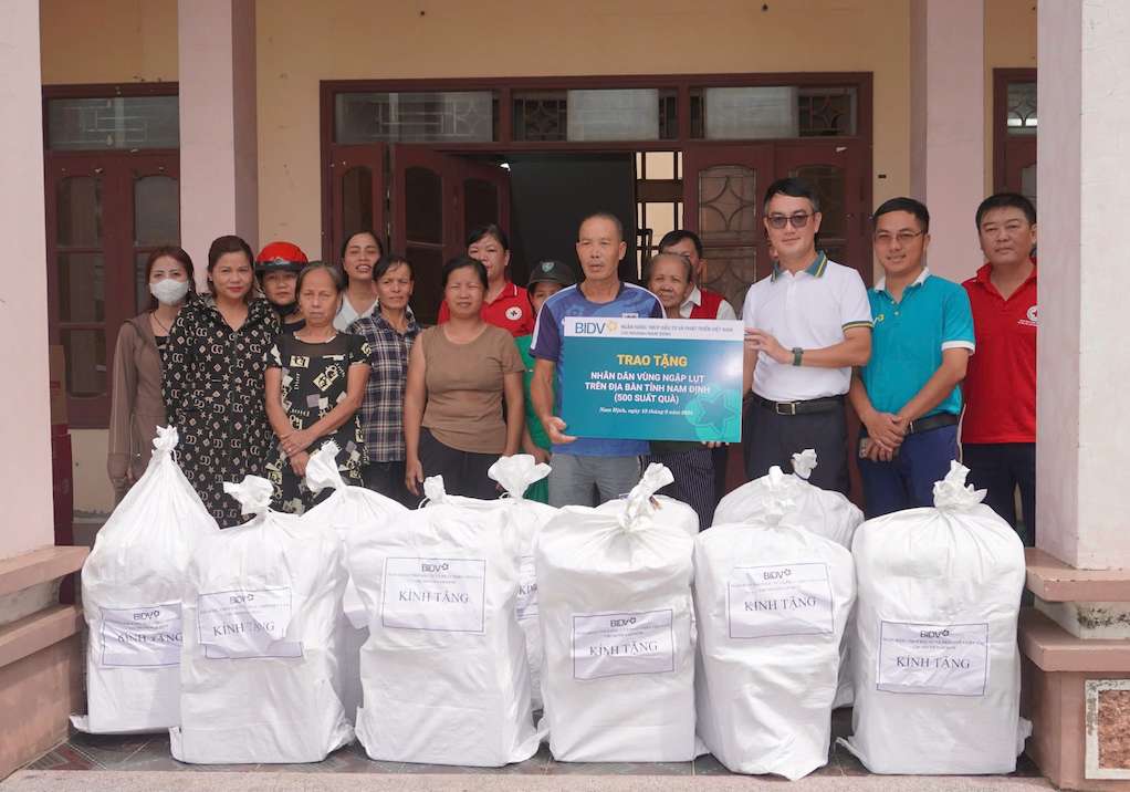 BIDV gives gifts to people in flooded provinces.