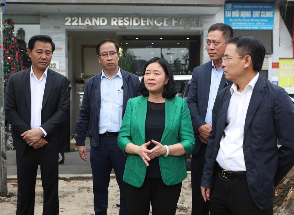 La secretaria del Comité del Partido de la Ciudad, Bui Thi Minh Hoai, y el presidente del Comité Popular de la Ciudad, Tran Sy Thanh, inspeccionaron el sitio en el pozo 1.0 (frente a 2 Nguyen Dinh Hoan, distrito de Cau Giay).