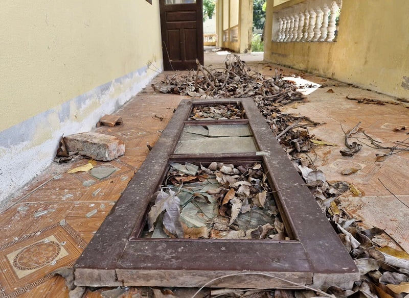 La escuela estaba abandonada, muchos elementos estaban dañados y seriamente degradados.