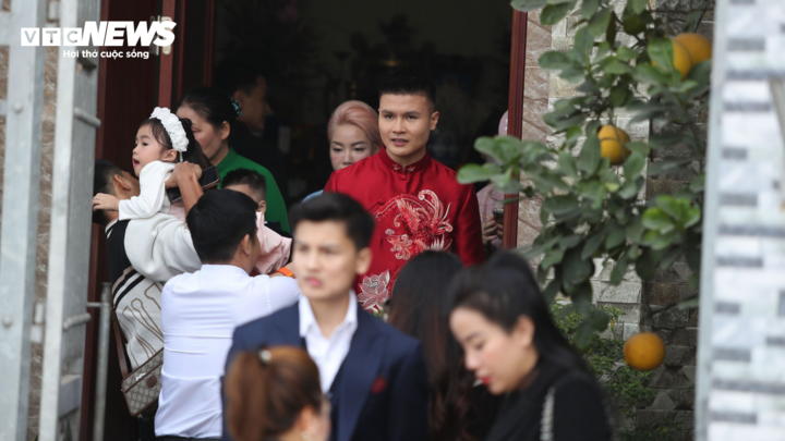 Quang Hai lleva un ao dai rojo el día de su compromiso.