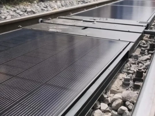 Die Schweiz entwickelt ein Projekt zur Installation abnehmbarer Solarmodule direkt unter Bahngleisen