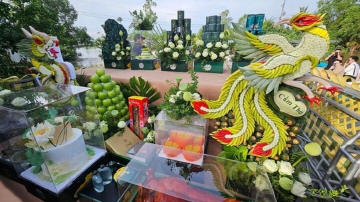 The wedding gifts of Gin Tuan Kiet and Puka in the wedding ceremony in Dong Thap.