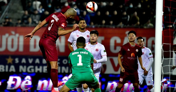 Coach Chu Dinh Nghiem criticized Hai Phong players for just 'standing by and watching' and not supporting their teammates.