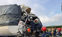 Rescue of bus assistant trapped in cabin after accident on Phan Thiet - Dau Giay highway