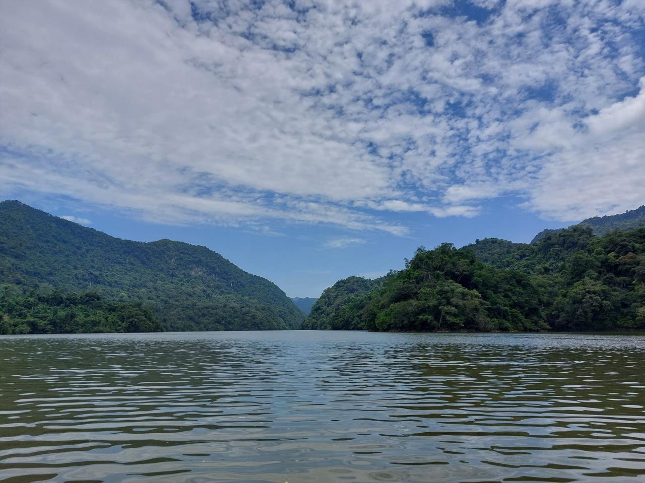 In the summer, visitors can take a boat ride on the lake in the early morning and watch the beautiful sunrise. If you can’t get up early, watching the sunset on the lake in the late afternoon is also extremely poetic.