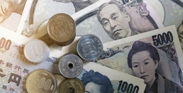 Japanese Yen exchange rate fluctuates at banks