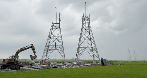 Mobilisation de plus de 800 travailleurs qualifiés pour ériger des poteaux et tirer des câbles pour le projet du circuit 3 de Quang Trach