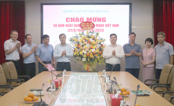 Các đồng chí lãnh đạo Tỉnh ủy, HĐND, UBND tỉnh: Chúc mừng các cơ quan thông tấn, báo chí trung ương