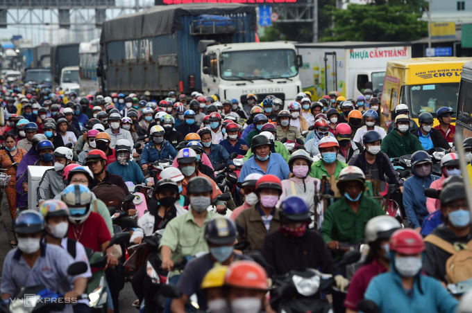 National Highway 1 through Binh Chanh District is congested as people return to their hometowns for the April 30, 2023 holiday. Photo: Quynh Tran