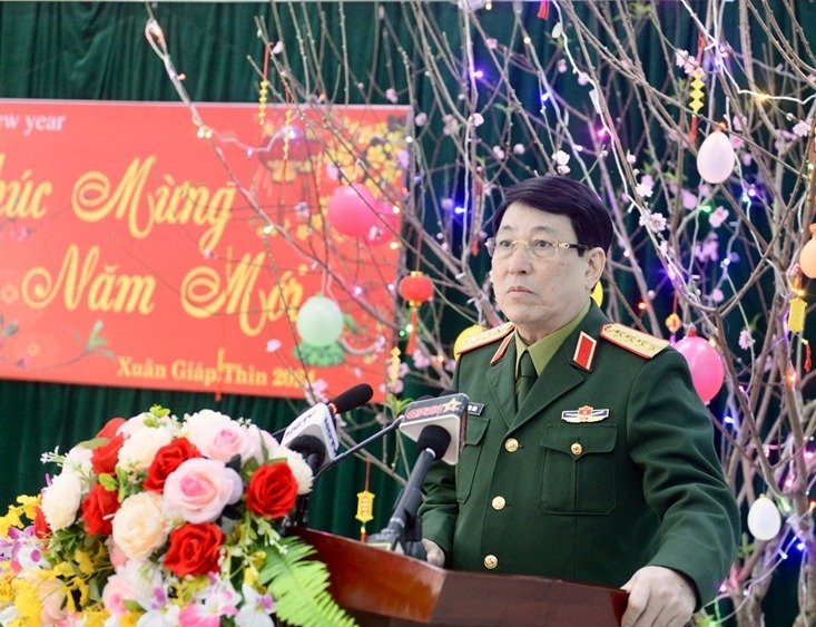 El general Luong Cuong celebra el Tet con soldados de la fuerza de guardia fronteriza del puesto fronterizo internacional de Thanh Thuy, foto 3